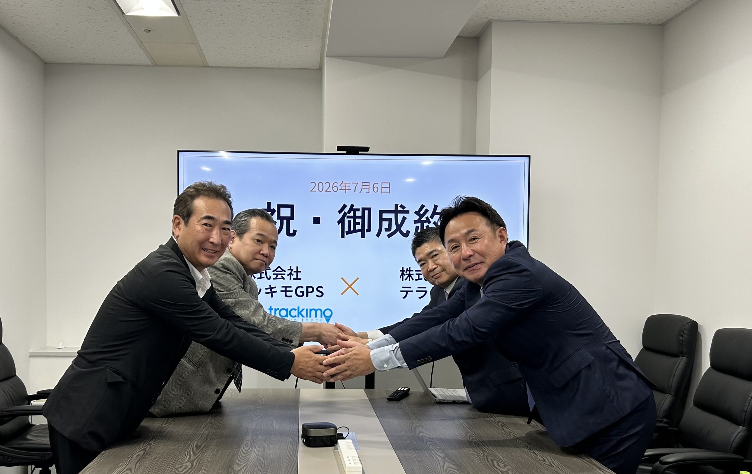 固い握手を交わす両社代表