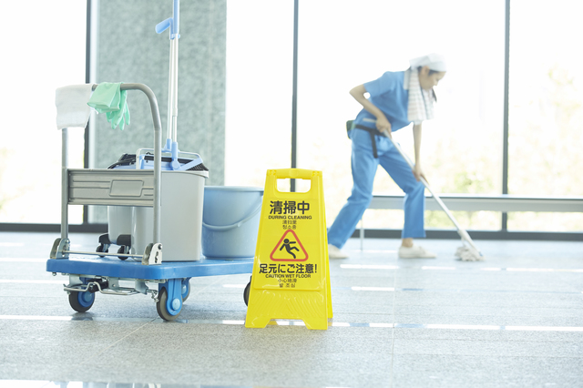 プロが使う床掃除の道具とは。モップなど業務用の拭き掃除の用具一覧 | 株式会社テラモト